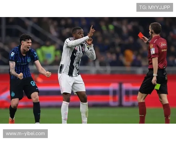 尤文三巨头赛后围堵裁判,抗议巴斯托尼疑似假摔染红 尤文三巨头赛后围堵裁判,抗议巴斯托尼疑似假摔染红