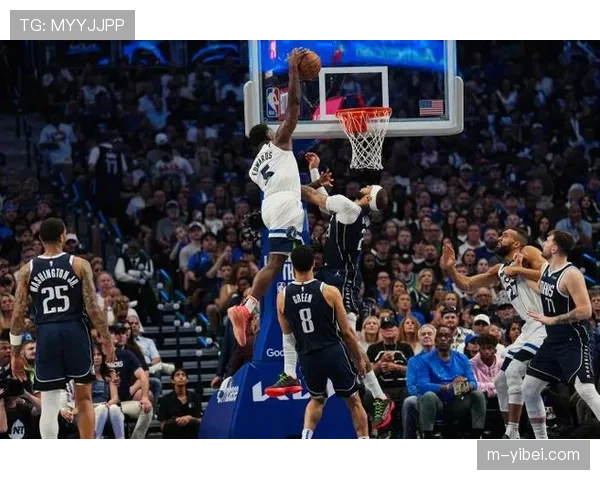 爱德华兹隔扣后的凝视，成为今日社交媒体最热画面